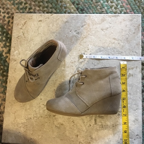 TOMS Taupe desert wedge suede lace up booties - Picture 5 of 7